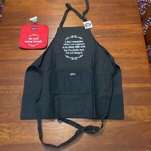 Chefs Apron and pot holder. NWT